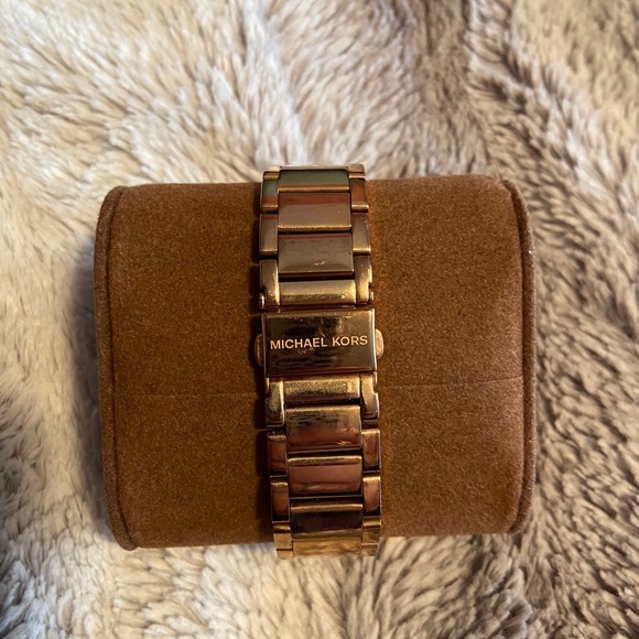 ✨ MICHAEL KORS ROSE GOLD WATCH ✨ - Picture 3 of 5